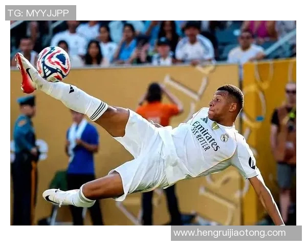 足球巨星跨界推出全新篮球鞋引发球迷热议与期待